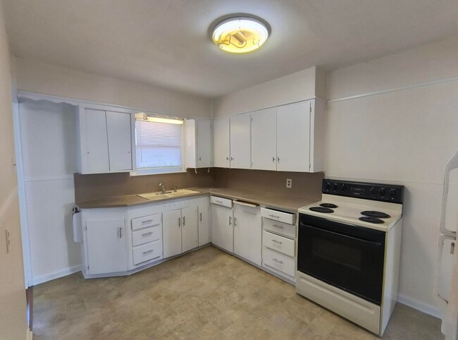 Building Photo - Charming 2-Bedroom Home in a Convenient Lo...