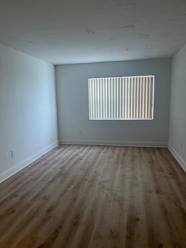Foto del edificio - 488 NW 165th St