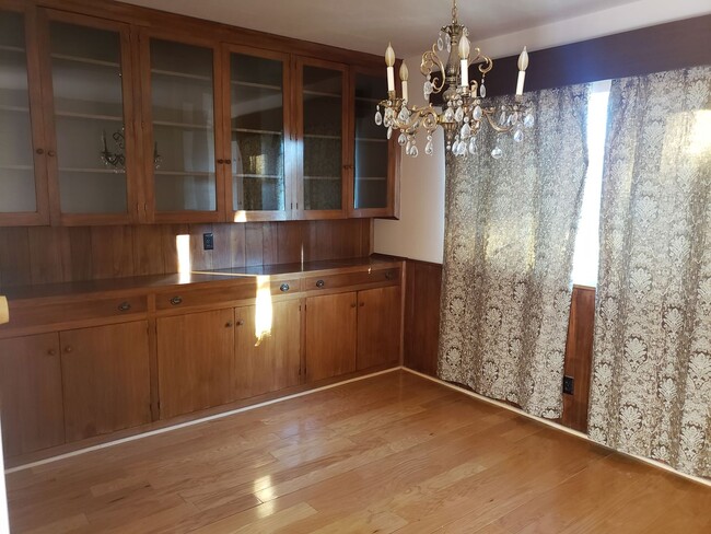 Building Photo - Beautiful, spacious home for RENT!