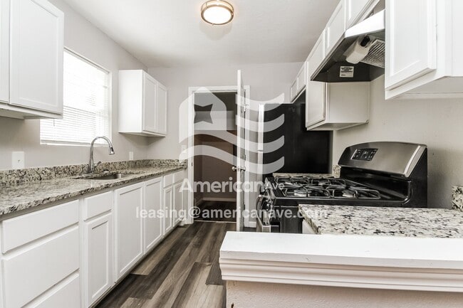 Building Photo - 328 W 46th Pl N