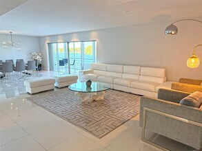 Building Photo - 879 NE 195th St