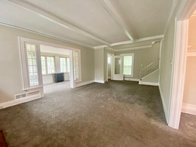 Building Photo - 825 Elmore Ave
