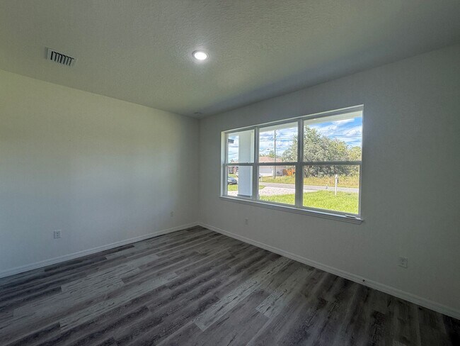 Foto del edificio - New Construction Suite! 1/1 Side entry uni...