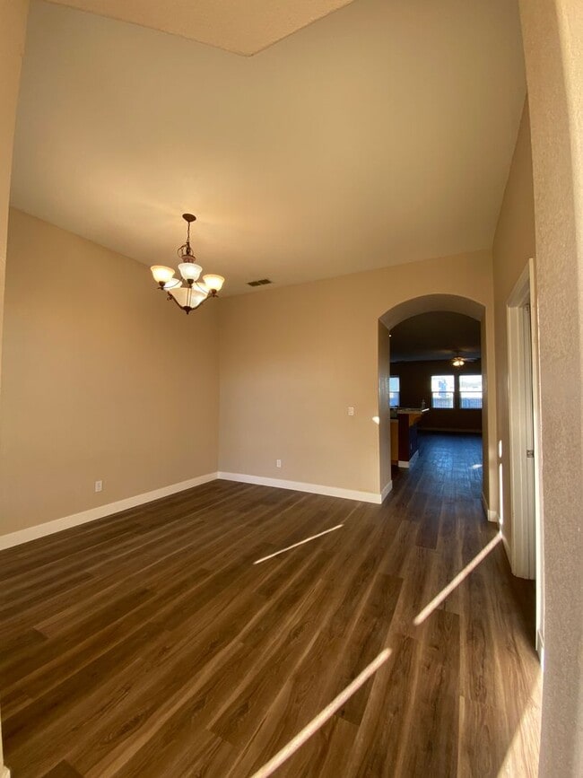 Building Photo - Beautiful well maintained 4bedrooms, 3bath...