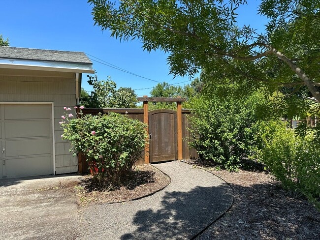 Building Photo - Charming 2 bedroom 1 bath house!