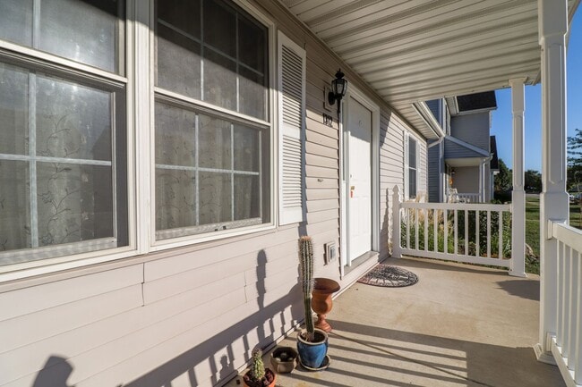 Building Photo - 4 BED / 2 BATH HOUSE IN EAST URBANA WITH F...