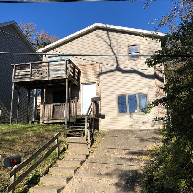 Building Photo - 4 Bed/2.5 Bath Home in Wiles Hill - Availa...
