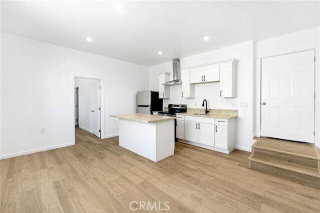 Building Photo - 1375 N Mentor Ave