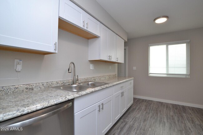 Building Photo - 2210 W Devonshire Ave