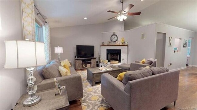 Building Photo - Lovely Marion Rental!