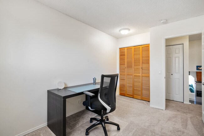 Photo du bâtiment - 64 Riverbirch Rd SE