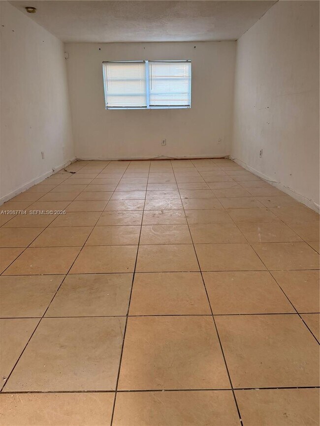 Foto del edificio - 770 NE 128th St