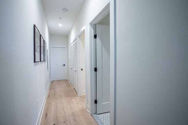 Building Photo - Lovely 1 BR & 1 Den/2 BA Condo in Trinidad!