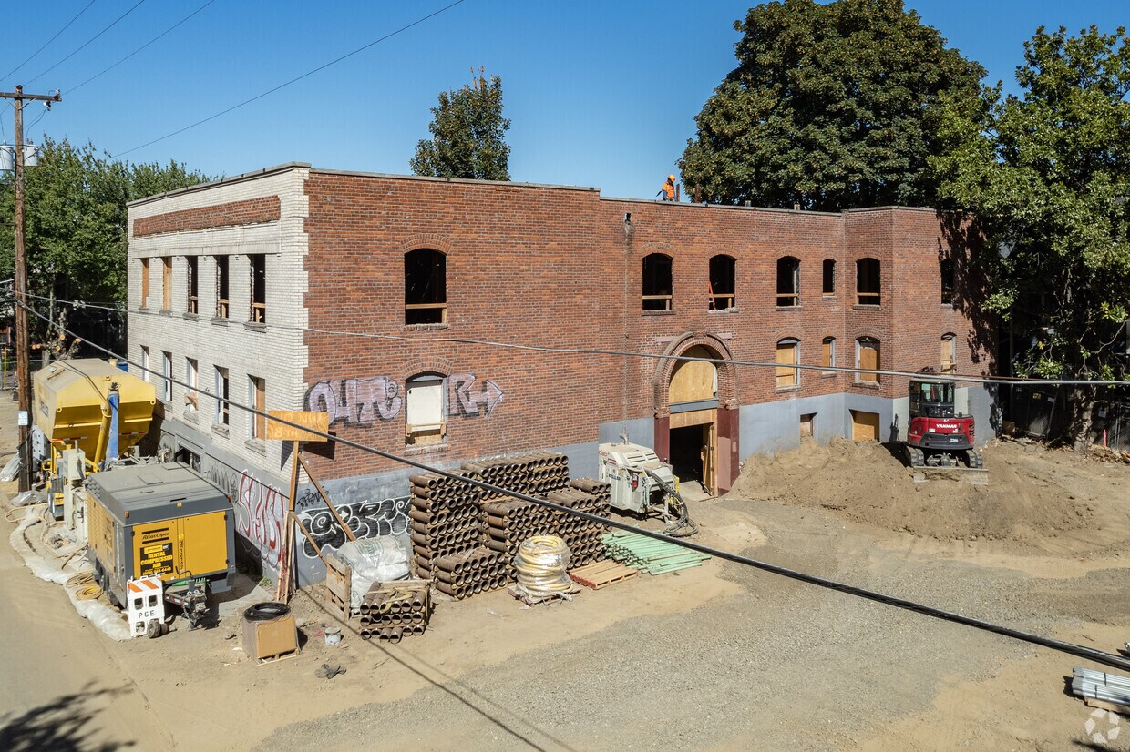 Emmons Place Apartments in Portland, OR