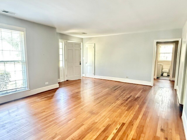 Foto del edificio - 600 W Cedar St