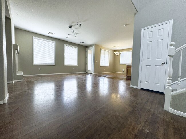 Foto del edificio - Vaulted Ceiling Home, Gated Community w/ P...