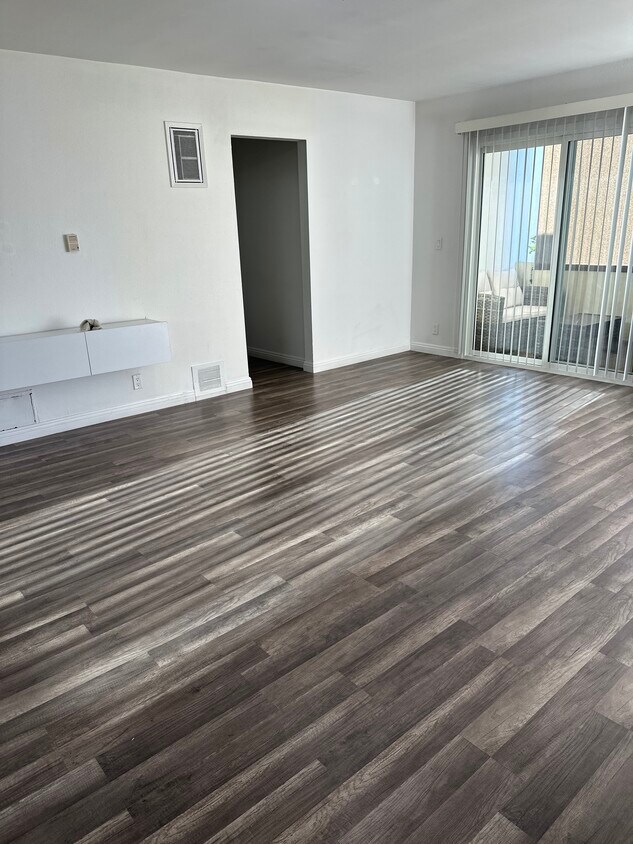 Foto principal - 12351 Oxnard St