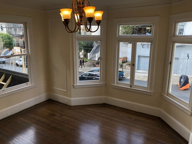 Building Photo - Remodeled rent controlled apartment w/all ...