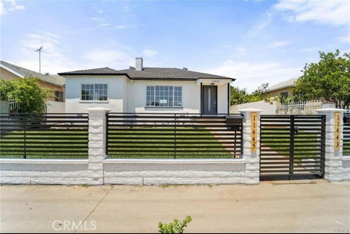 Foto principal - 11445 Saticoy St