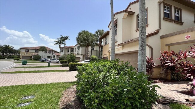 Building Photo - 3 br, 2.5 bath Townhome - 6006 NW 118th Dr