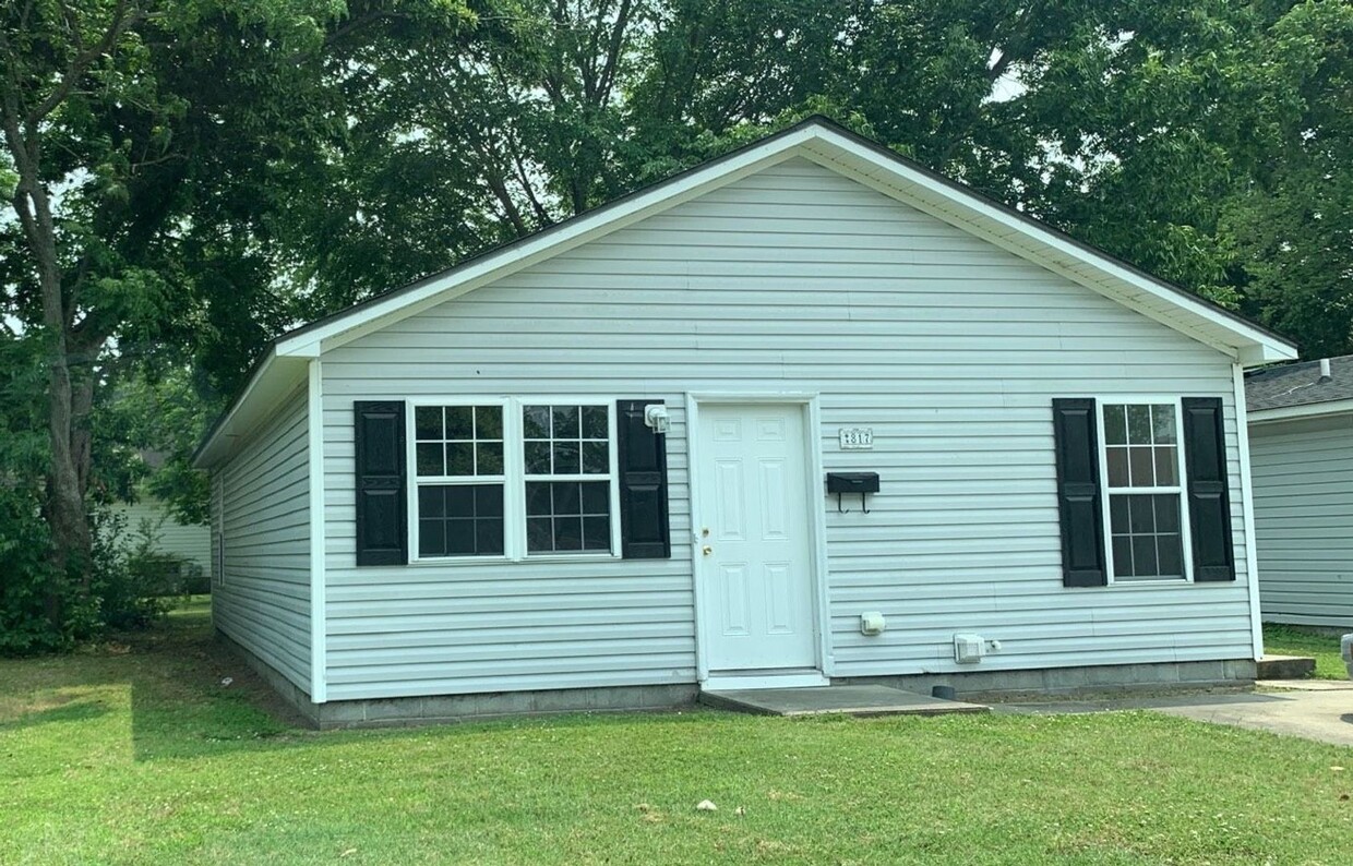 Primary Photo - Cute home located in City Limits