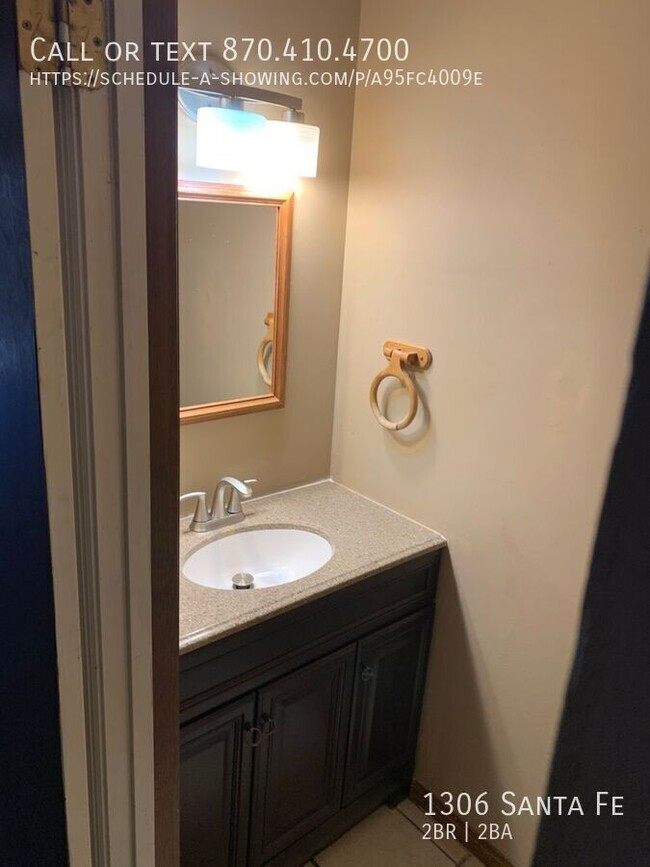 Building Photo - Spacious 3 bedroom, 2 bath townhouse with ...