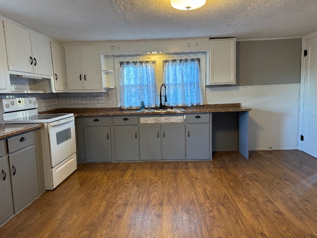 Building Photo - 815 Race Track Rd