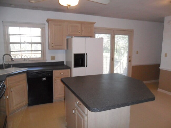 Foto del edificio - COMING SOON! Spacious Home w/ Finished Basement, Fenced Backyard & Garage!