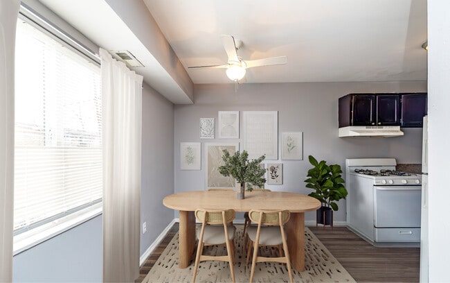 Building Photo - Lakeside Villas