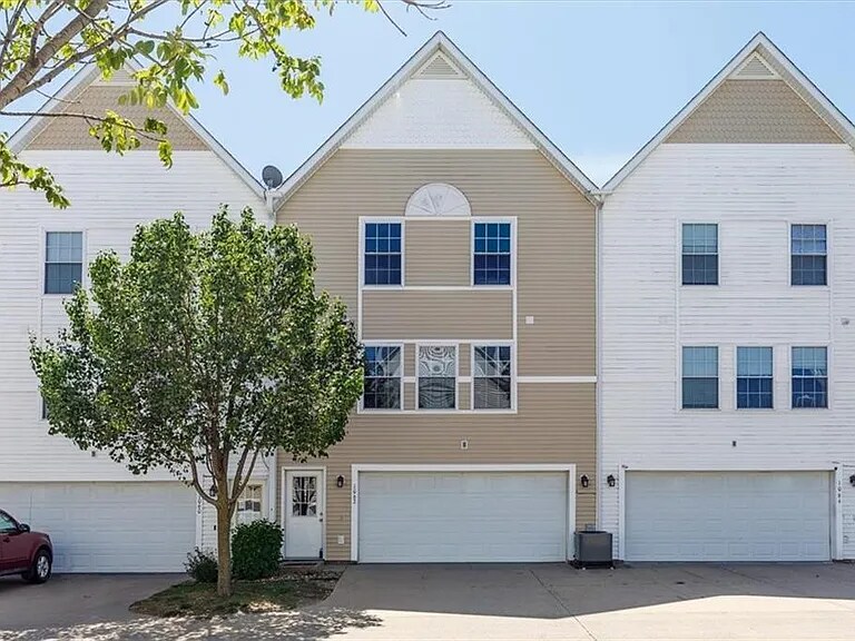 1062 10th Ave NW, Altoona, IA 50009 Townhome Rentals in Altoona IA