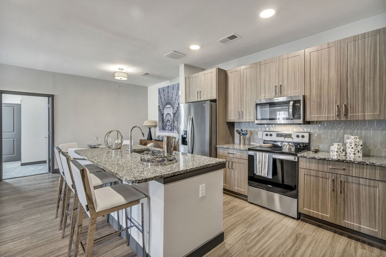 Primary Photo - Resort-Style Living | 8 Weeks Free + $1250...