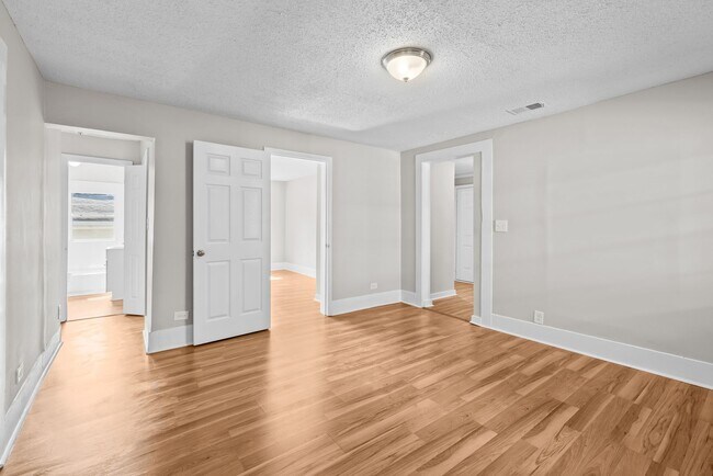 Building Photo - Newly Renovated 3 Bedroom 2 Bathroom Home