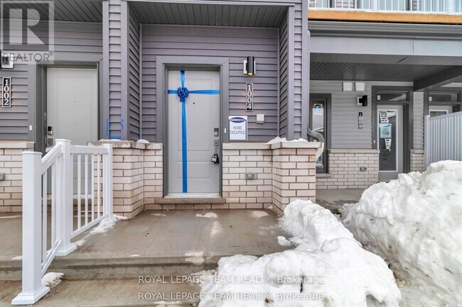 Photo du bâtiment - 1004 Parnian Private