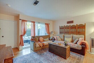 Building Photo - 5474 Roundtree Pl