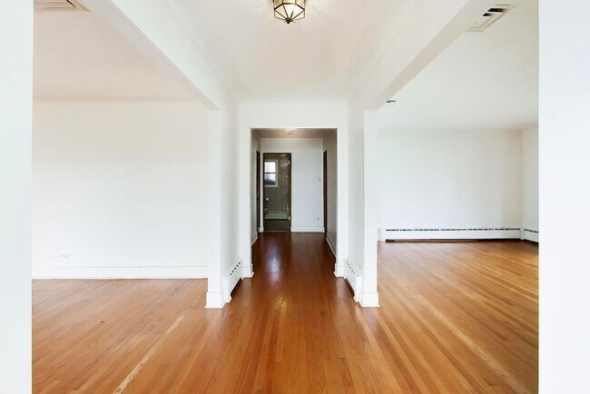 Foto del edificio - 545 Thatcher Ave