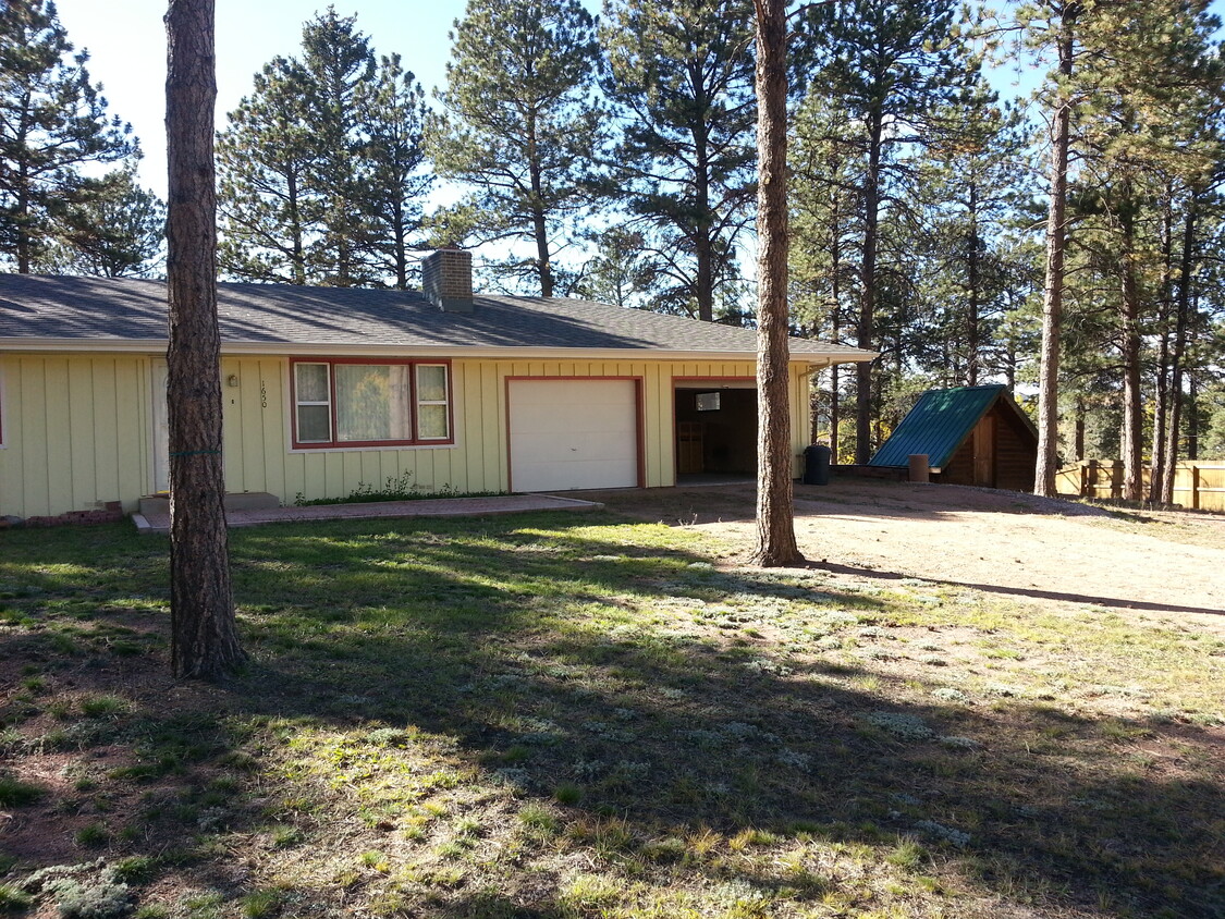 Single family house on 0.7 acres - 1650 Chippewa Trl