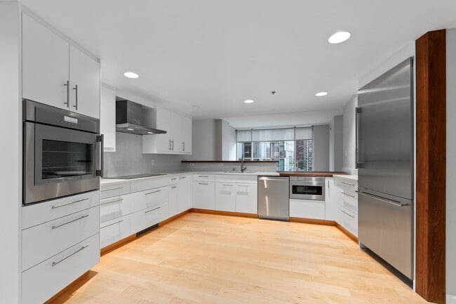 Building Photo - Luxury Executive Condo w/AC in the Heart o...