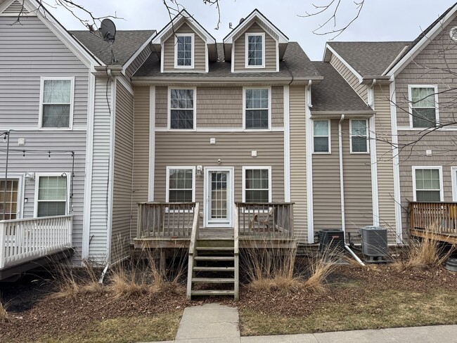 Building Photo - Golf Course Townhome with Views, Deck & Maintenance-Free Living