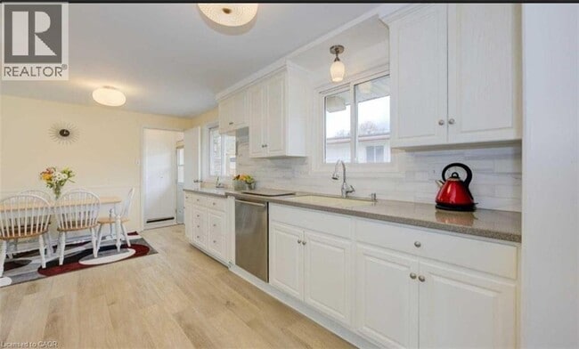 Building Photo - 275 Kingswood Dr