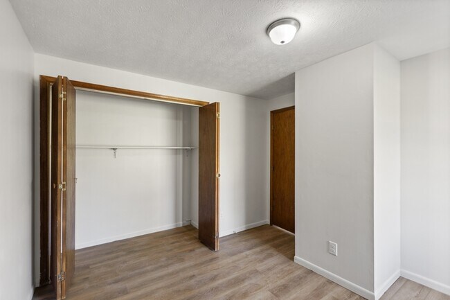 Foto del edificio - 300 Cross Creek Rd