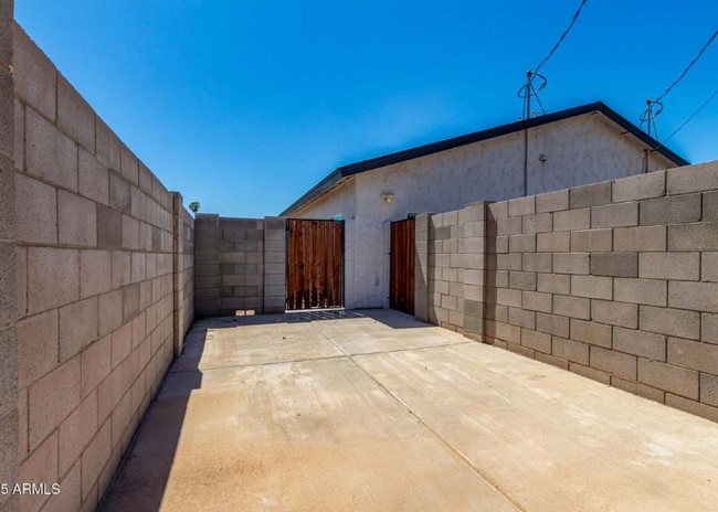 Building Photo - 1558 W 5th St