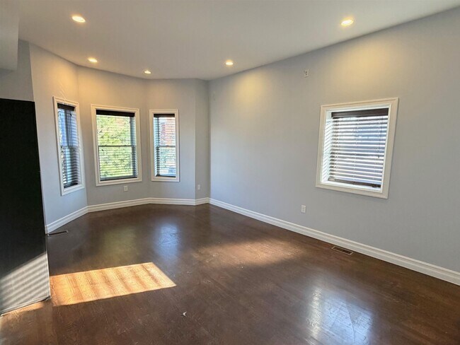 Foto del edificio - 8 Cross St E