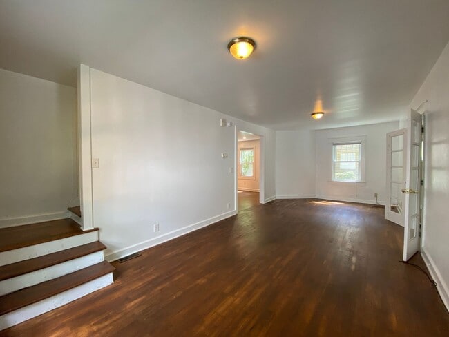 Building Photo - 609 E University St