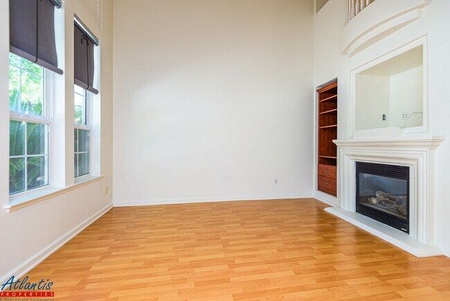 Building Photo - Desirable Evergreen Townhouse