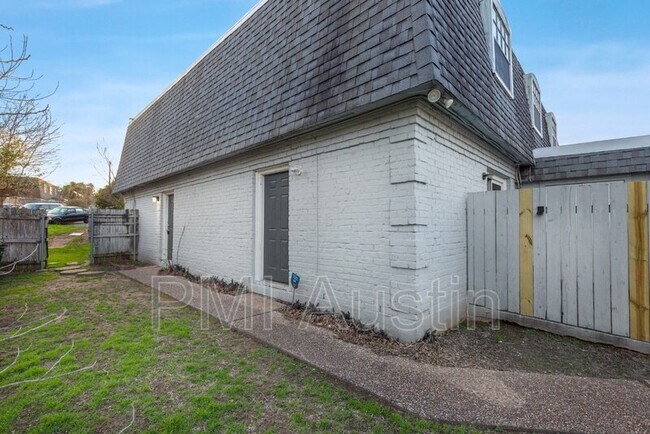 Foto del edificio - 2800 Skyway Cir