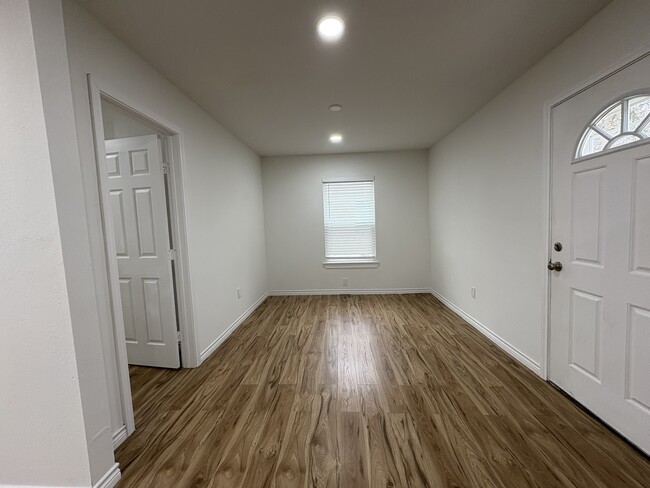 Building Photo - 327 S 3rd St