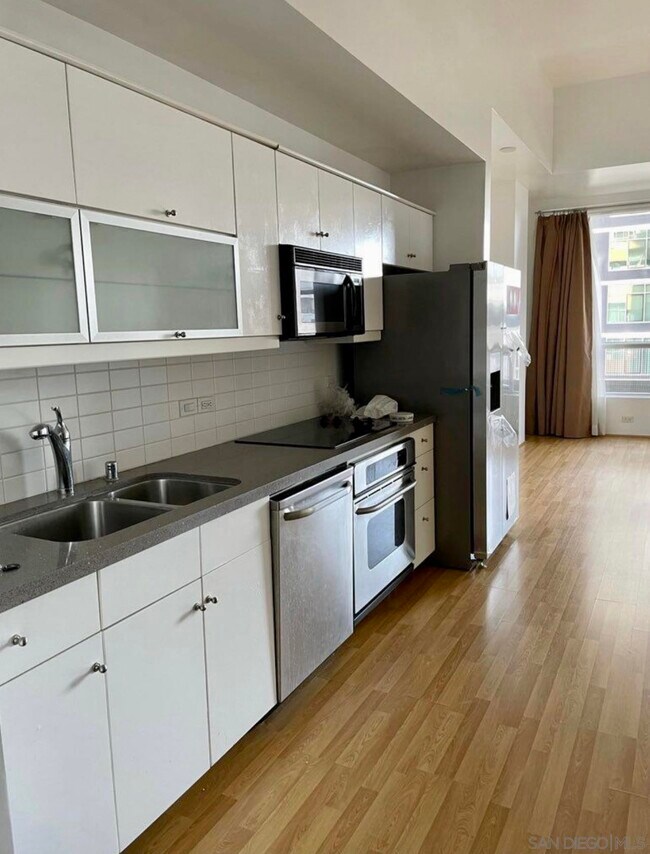 Building Photo - 350 W Ash St