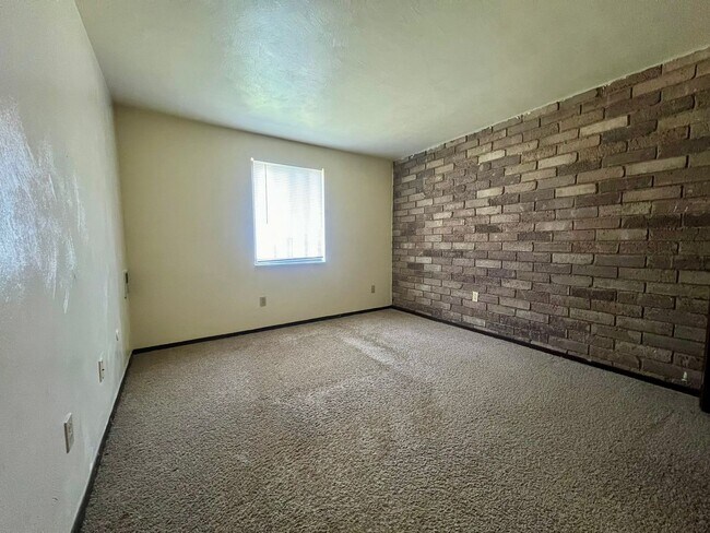 Foto del edificio - Cozy One Bedroom Apartment! Exposed Brick throughout & Laundry On-Site! Call Today!