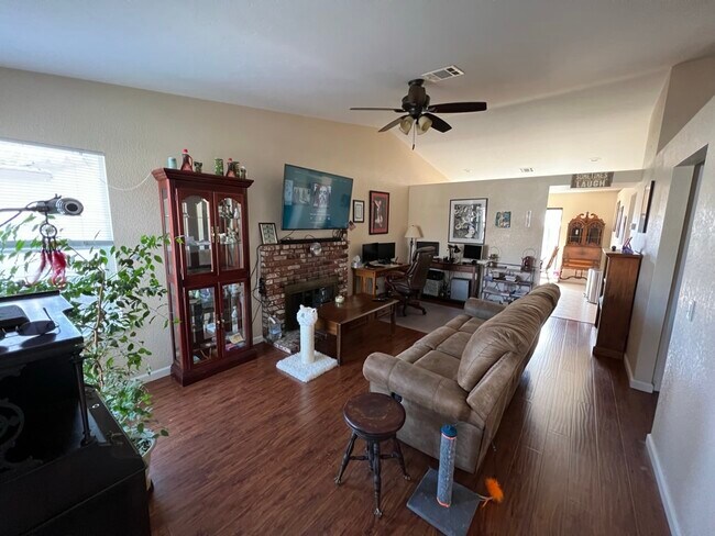 Foto del edificio - 212 Oak Meadow Ln