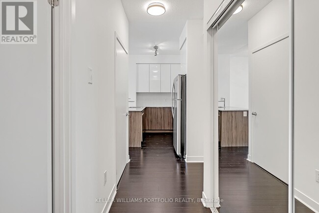 Photo du bâtiment - 365 Prince of Wales Dr